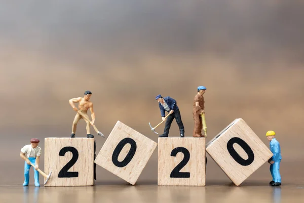 Personas en miniatura: Equipo de trabajo crear número de bloque de madera 2020 — Foto de Stock