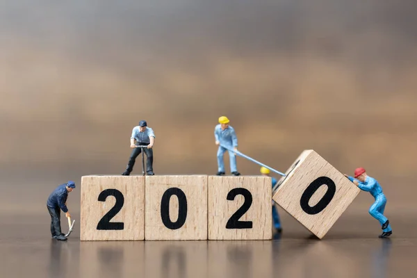 Miniatyr människor: Arbetarteam skapa trä block nummer 2020 — Stockfoto