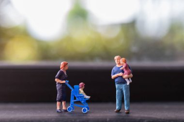 Minyatür insanlar : Açık havada yürüyen çocuklu ebeveynler