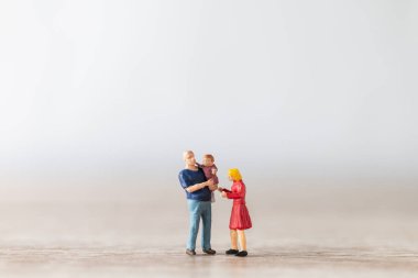 Minyatür insanlar : Açık havada yürüyen çocuklu ebeveynler