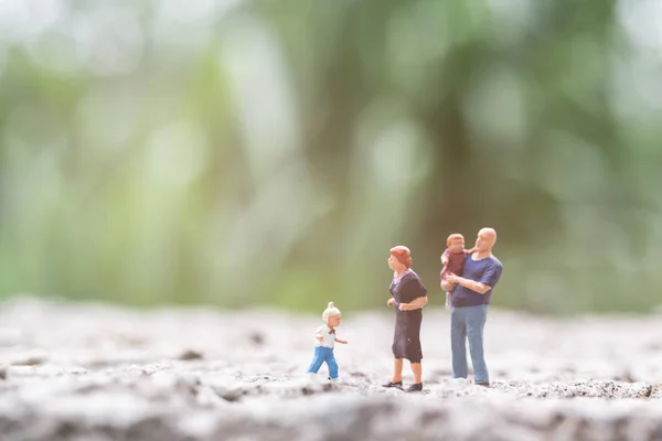 Pessoas em miniatura: Pais com crianças caminhando ao ar livre — Fotografia de Stock