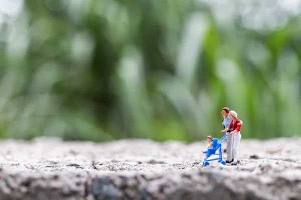 Miniatyr personer: föräldrar med barn som går utomhus — Stockfoto