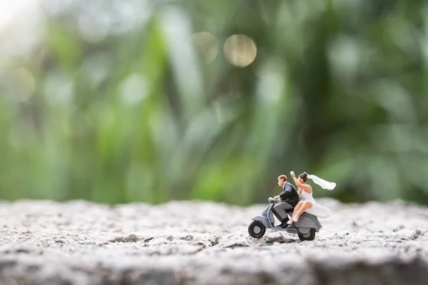 Pessoas em miniatura: Casal andando de moto — Fotografia de Stock