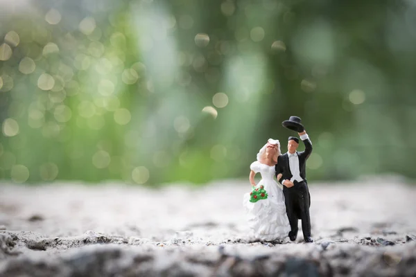 Miniaturmenschen: Brautpaar steht im Freien — Stockfoto