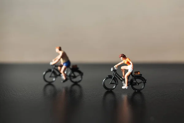 Personas en miniatura: Viajeros en bicicleta — Foto de Stock