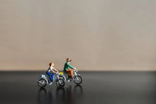 Personas en miniatura: Viajeros en bicicleta — Foto de Stock