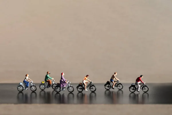 Miniaturmenschen: Reisende auf dem Fahrrad — Stockfoto