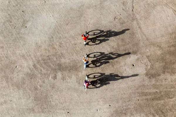 Pessoas em miniatura: Viajantes andando de bicicleta — Fotografia de Stock