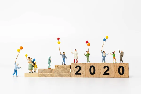 Happy Family Holding ballong på trä block nummer 2020 — Stockfoto