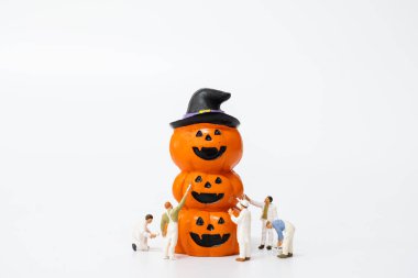 Minyatür insanlar Cadılar Bayramı Partisi Sahne boyama 