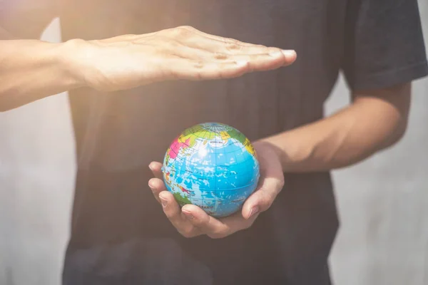 Menselijke handen met groene planeet — Stockfoto