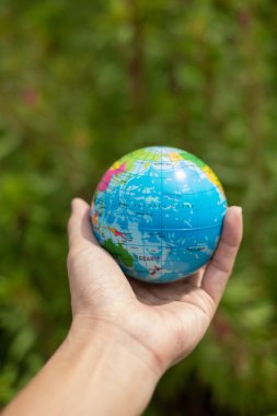 insan elinden tutarak yeşil gezegen
