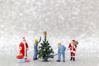 Minyatür insanlar : İşçi ekibi noel ağacı hazırlamak 
