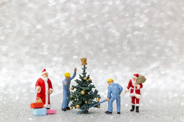 Personas en miniatura: Equipo de trabajo prepara árbol de navidad — Foto de Stock