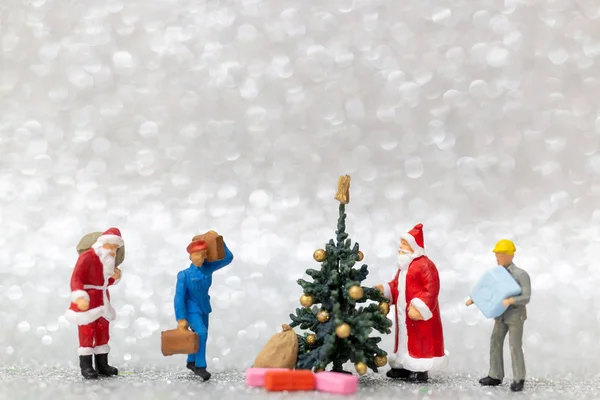 Personas en miniatura: Equipo de trabajo prepara árbol de navidad — Foto de Stock