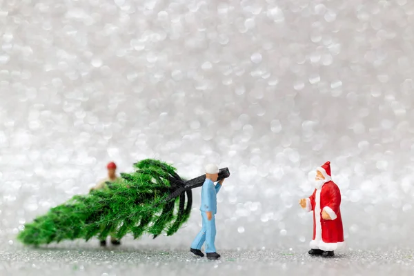 Personas en miniatura: Equipo de trabajo prepara árbol de navidad — Foto de Stock