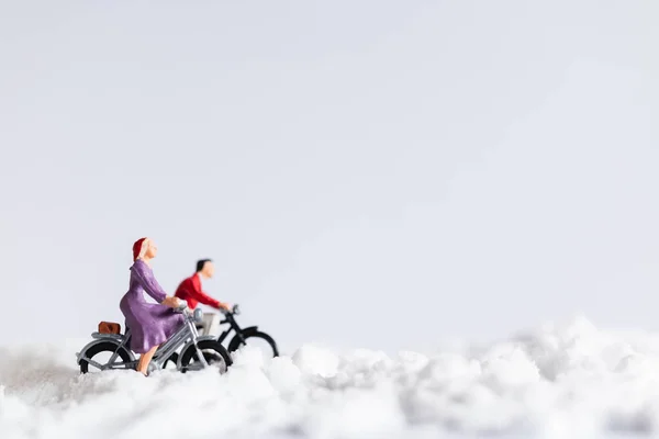 미니어처 인원 : 눈 배경으로 자전거를 타는 여행자 — 스톡 사진