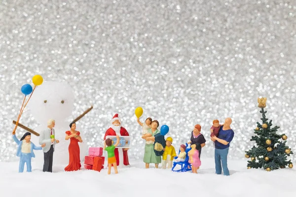 Personas en miniatura: Santa Claus y niños con fondo de nieve — Foto de Stock