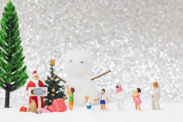 Personas en miniatura: Santa Claus y niños con fondo de nieve — Foto de Stock
