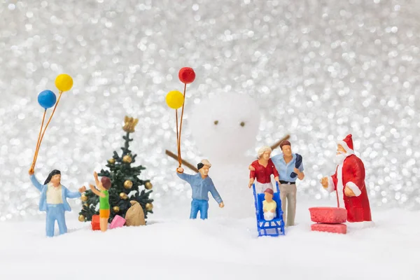 Personas en miniatura: Santa Claus y niños con fondo de nieve — Foto de Stock