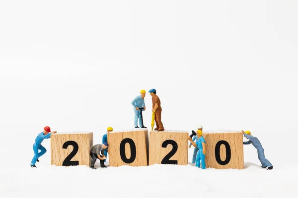 Personas en miniatura: Equipo de trabajo crear número de bloque de madera 2020 — Foto de Stock