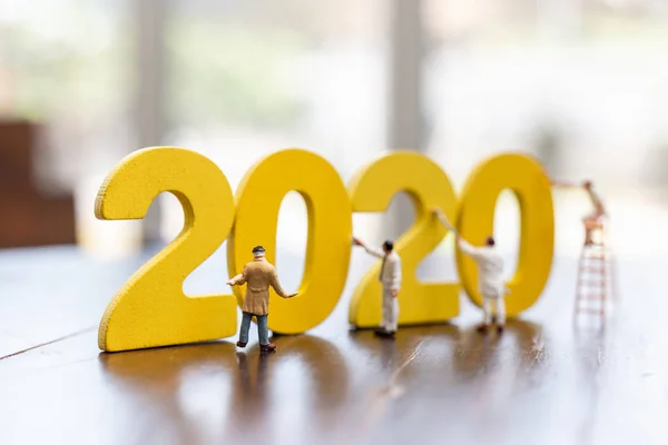 Miniatura equipe de trabalhadores pintado número 2020 — Fotografia de Stock