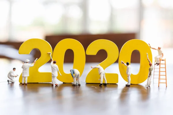 Miniature worker team painted number 2020 — Stock Photo, Image