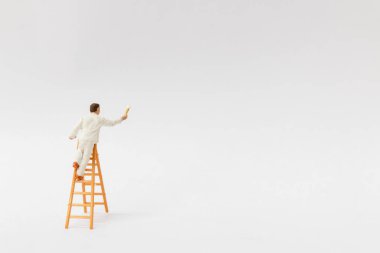 Minyatür insanlar : Metin için boşluk tutan ressam 