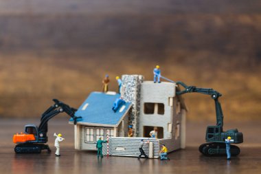 Minyatür insanlar : ev inşa etmek için işçi ekibi 