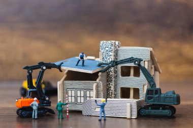 Minyatür insanlar : ev inşa etmek için işçi ekibi 