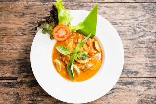 Curry rojo con pollo sobre fondo de madera . — Foto de Stock