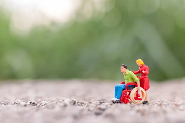 Miniaturmenschen Behinderter Sitzt Rollstuhl Park Und Kopiert Platz Für Text — Stockfoto