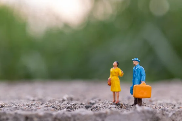 Pessoas Miniatura Viajante Segurando Uma Bolsa Parque Conceito Viagem — Fotografia de Stock