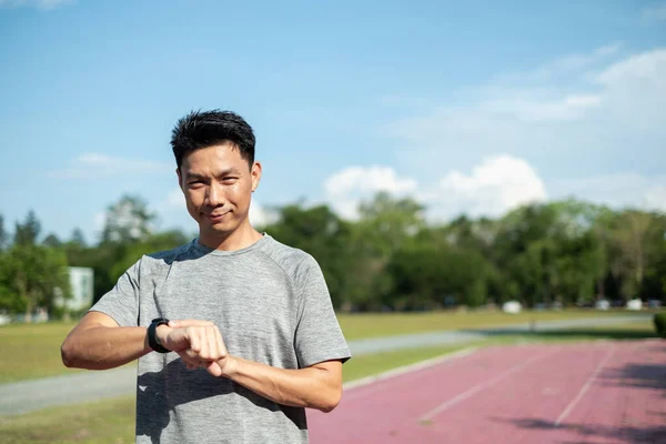 Força Motivação Jovem Asiático Homem Sportswear Fazendo Flexões Parque — Fotografia de Stock