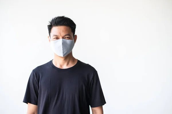 Retrato Jovem Ásia Homem Com Caseiro Tecido Máscara Branco Parede — Fotografia de Stock