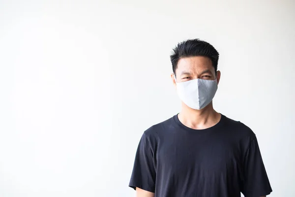 Retrato Jovem Ásia Homem Com Caseiro Tecido Máscara Branco Parede — Fotografia de Stock