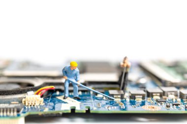 İşlemci panosunda çalışan minyatür insanlar, Teknoloji konsepti