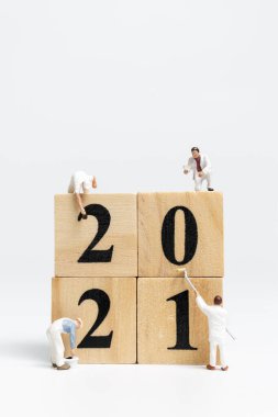 Minyatür işçi takımı 2021 numarayı boyadı. Mutlu yıllar.