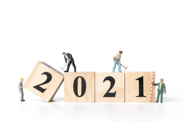 Equipo Trabajadores Miniatura Crear Número Bloque Madera 2021 Feliz Año — Foto de Stock