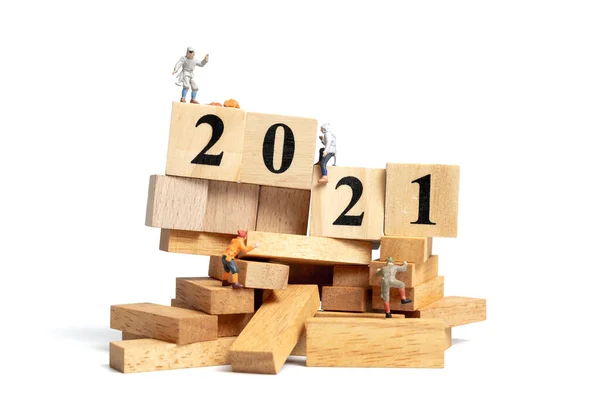 ミニチュア人 2021番で木製のキューブに登る 幸せな新年のコンセプト — ストック写真