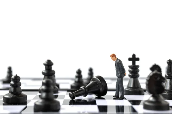 Miniaturní Lidé Podnikatel Stojící Šachovnici Obchodní Soutěžní Koncepce — Stock fotografie