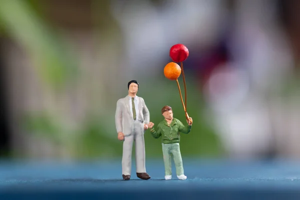 Persone Miniatura Felice Famiglia Che Tiene Palloncino Nel Parco Concetto — Foto Stock