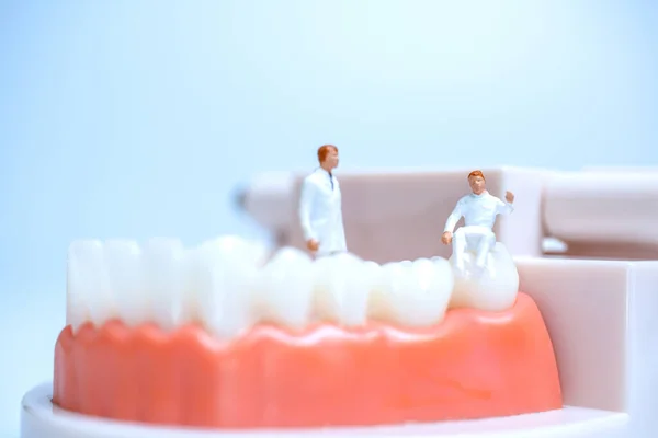 Personas Miniatura Dentista Observando Discutiendo Sobre Dientes Humanos Con Encías — Foto de Stock