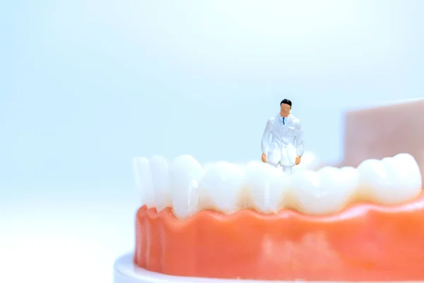 Miniaturmenschen Zahnarzt Beobachtet Und Diskutiert Mit Zahnfleisch Über Menschliche Zähne — Stockfoto