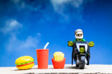 Teslimatçı motosiklet servisi, yiyecek teslimatı konsepti.