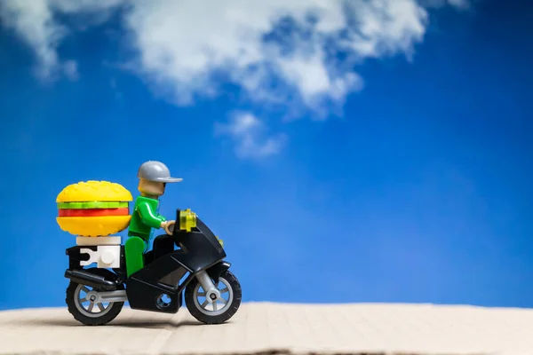 Dostawca Jazdy Motocyklem Usługi Food Delivery Koncepcja — Zdjęcie stockowe