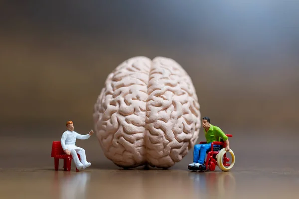 Personas Miniatura Cirujano Habló Con Paciente Sobre Lesiones Cerebrales Concepto —  Fotos de Stock