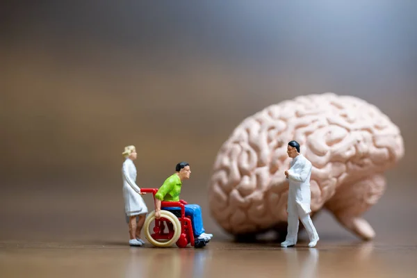 Pessoas Miniatura Cirurgião Falou Com Paciente Sobre Lesões Cerebrais Conceito — Fotografia de Stock