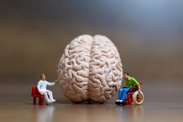 Minyatür Insanlar Cerrah Hastayla Beyin Hasarları Hakkında Konuştu Tıbbi Sağlık — Stok fotoğraf