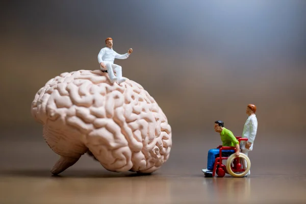 Minyatür Insanlar Cerrah Hastayla Beyin Hasarları Hakkında Konuştu Tıbbi Sağlık — Stok fotoğraf